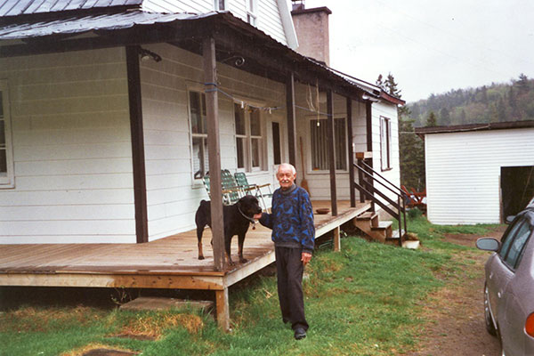 Réal Gascon devant la maison Barbary-dit-Grand-Maison, 2001.
