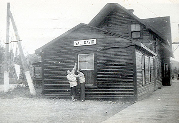 Clara Dussault devant la gare à Val-David, en 1940